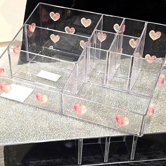 At Home Clear 3D Heart-Patterned Sectioned Cosmetic Organizer - Picture 2 of 8